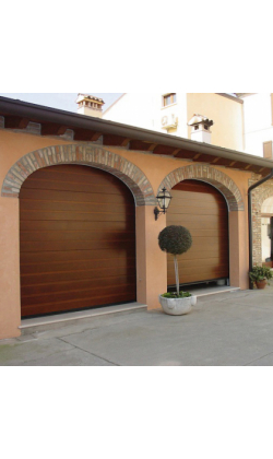 Lesena sekcijska vrata